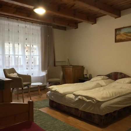 Devenyi Vendeghaz Appartement Csesznek Buitenkant foto