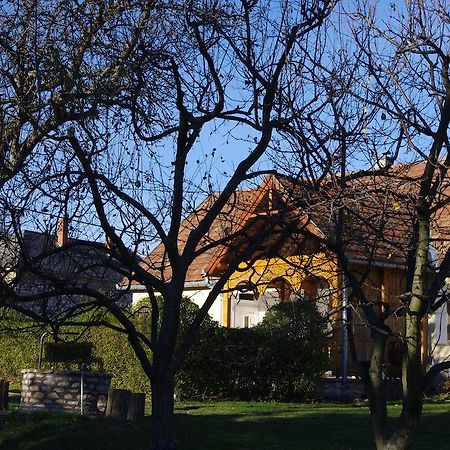 Devenyi Vendeghaz Appartement Csesznek Buitenkant foto