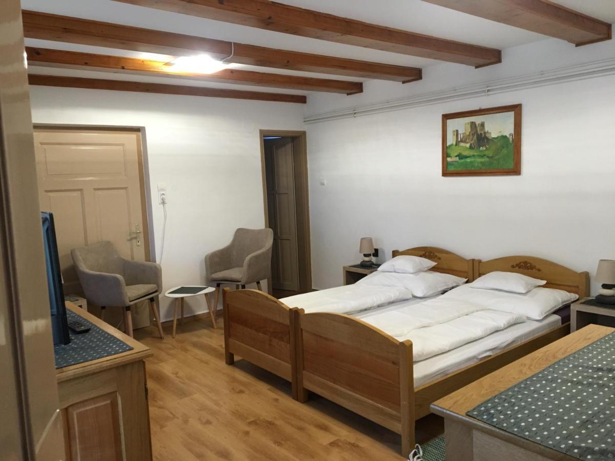 Devenyi Vendeghaz Appartement Csesznek Buitenkant foto