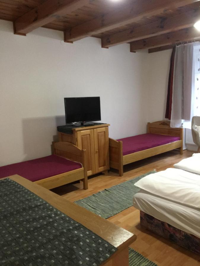 Devenyi Vendeghaz Appartement Csesznek Buitenkant foto