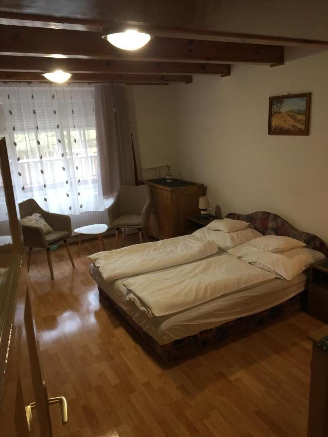 Devenyi Vendeghaz Appartement Csesznek Buitenkant foto
