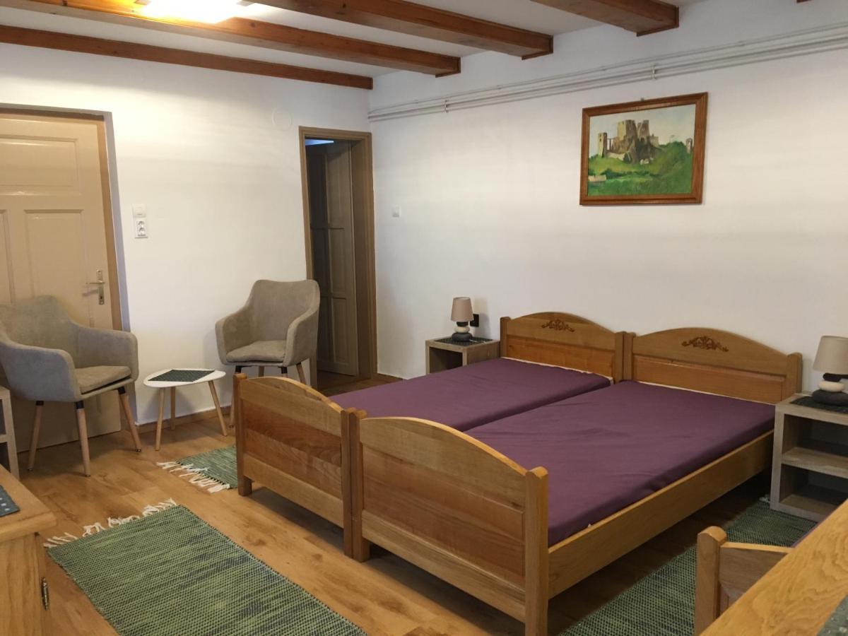 Devenyi Vendeghaz Appartement Csesznek Buitenkant foto