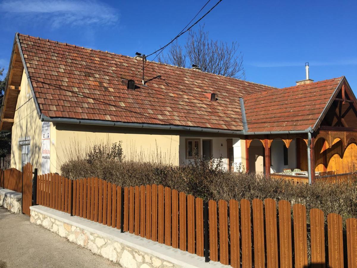 Devenyi Vendeghaz Appartement Csesznek Buitenkant foto