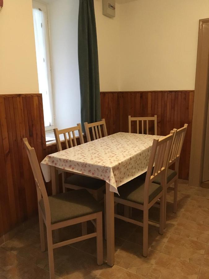 Devenyi Vendeghaz Appartement Csesznek Buitenkant foto