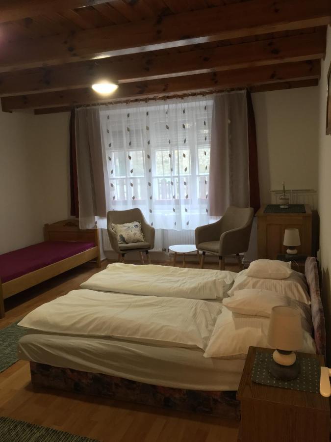 Devenyi Vendeghaz Appartement Csesznek Buitenkant foto