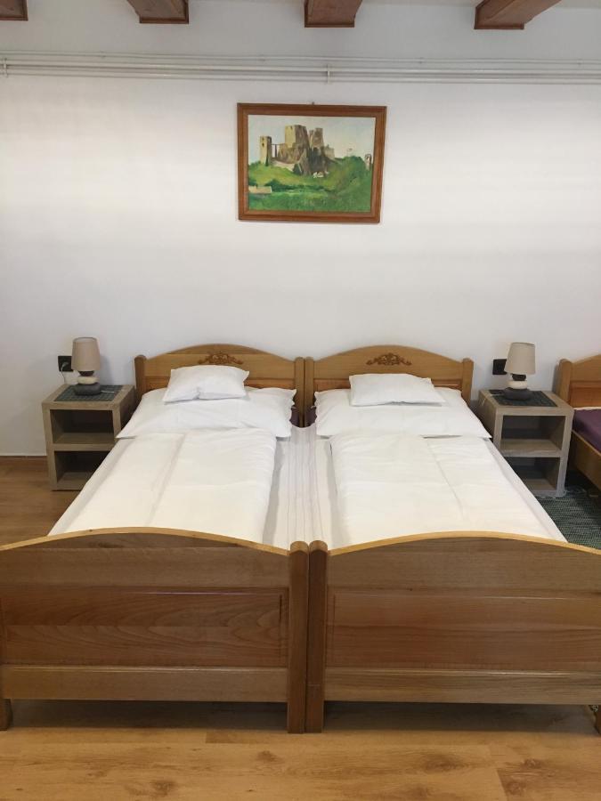 Devenyi Vendeghaz Appartement Csesznek Buitenkant foto