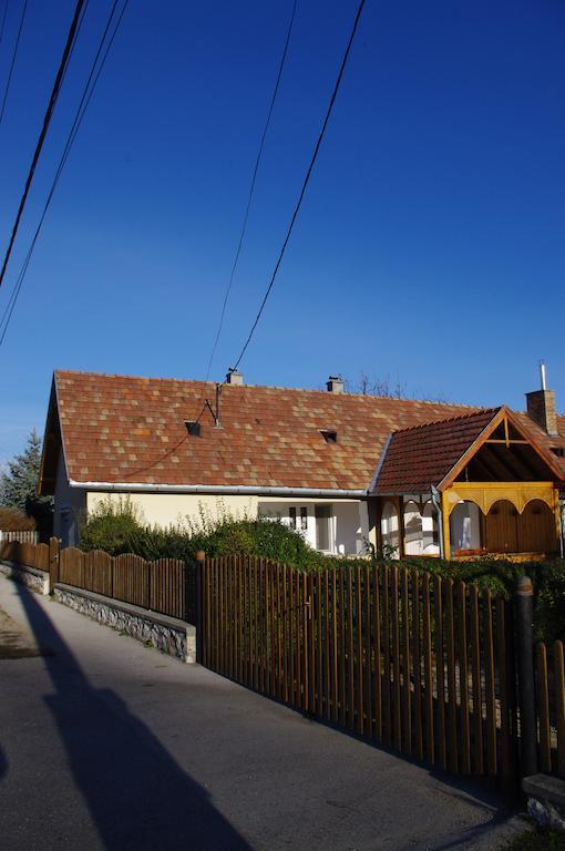 Devenyi Vendeghaz Appartement Csesznek Buitenkant foto