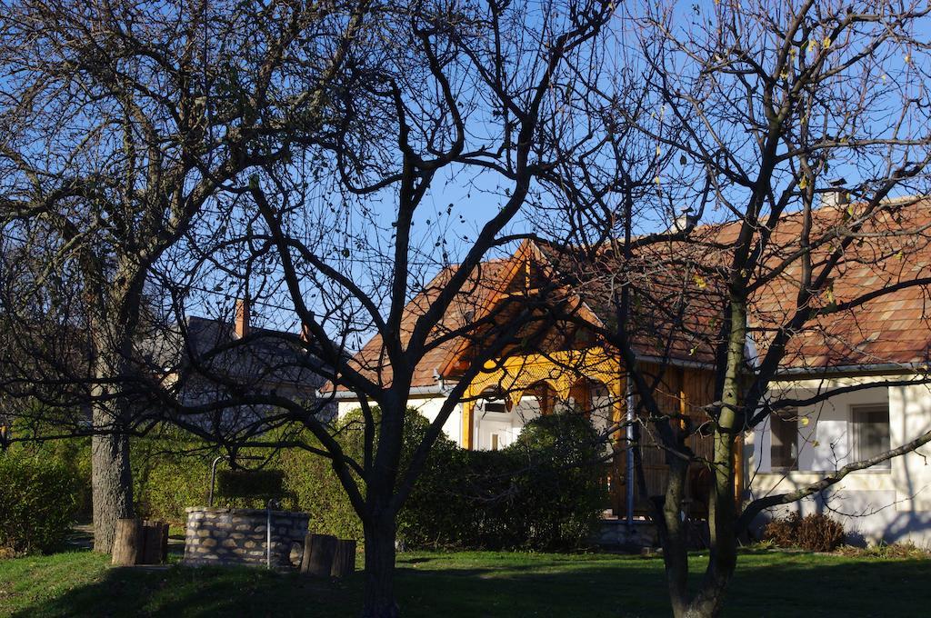 Devenyi Vendeghaz Appartement Csesznek Buitenkant foto