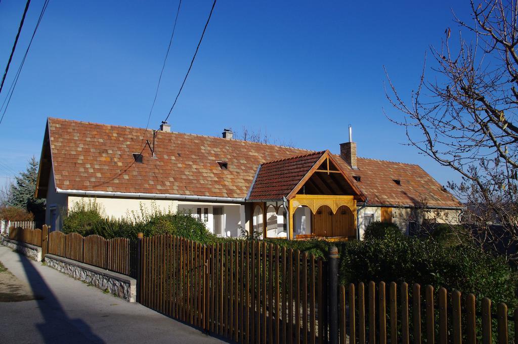 Devenyi Vendeghaz Appartement Csesznek Buitenkant foto